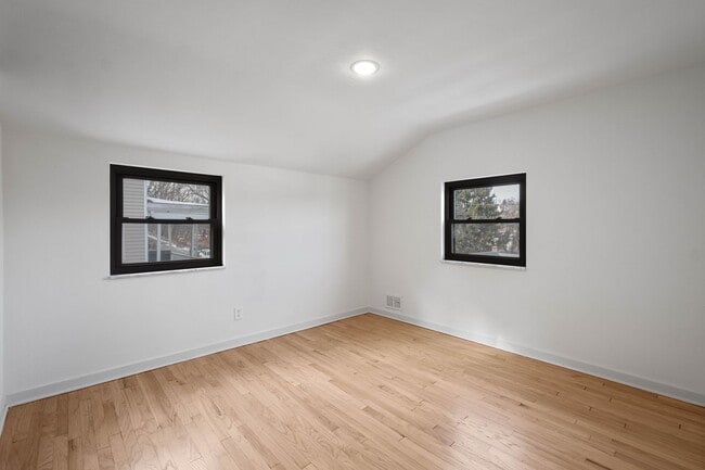 Building Photo - Ready for move in! Check out this RENOVATED 3 bedroom in BROOKLINE! UNBEATABLE LOCATION!