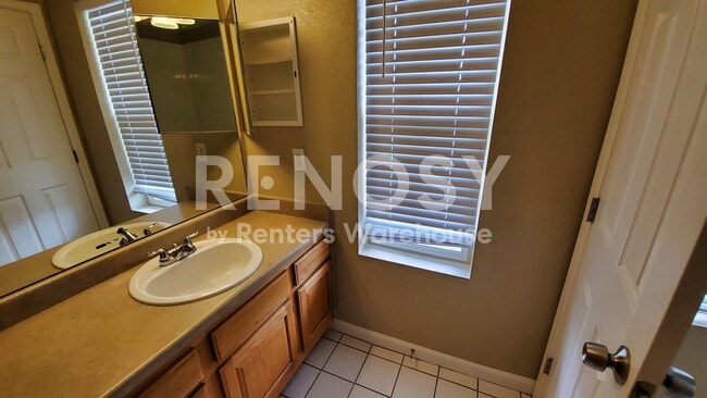 Building Photo - Available August 2026 - 2 bedroom + Office Penthouse condo new paint, carpet, Whirlpool appliance...