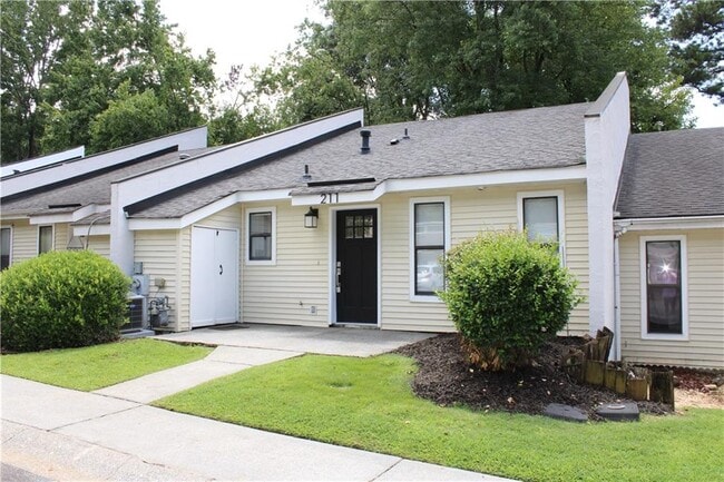 Primary Photo - 211 Goshen Ln