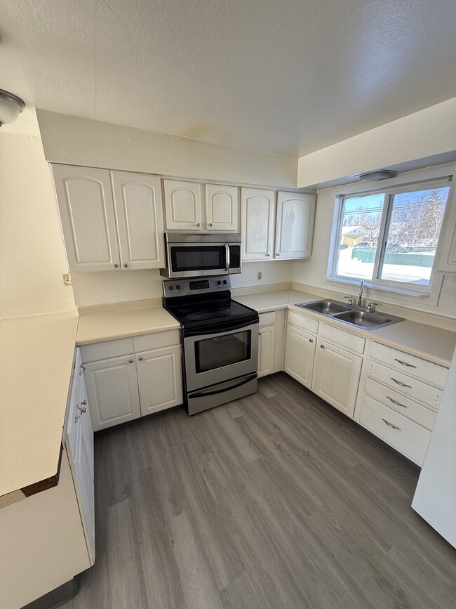 Building Photo - 829 17th Ave