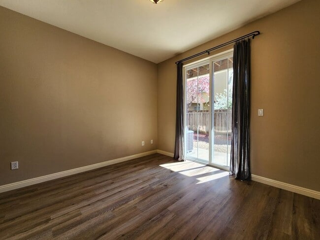 Building Photo - 4 Bedroom for Rent in NW Santa Rosa