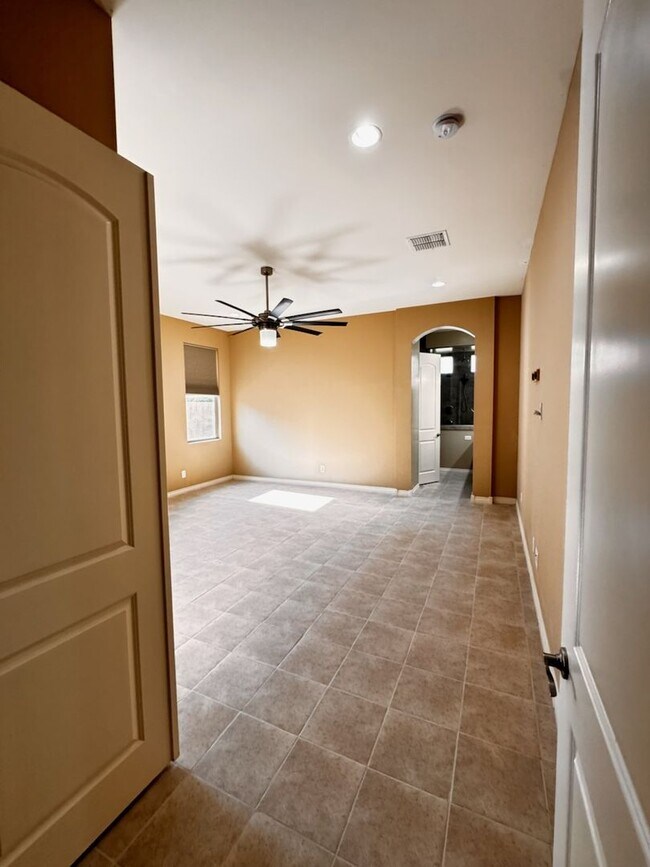 Building Photo - 4 Bedroom + den energy efficient Hamilton High