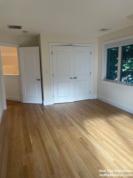 Building Photo - 901 W Roxbury Pky