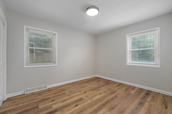 Building Photo - 530 S Weller Ave