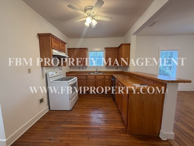 Building Photo - 310 E Parks Ave