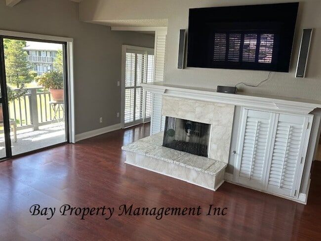 Building Photo - Premier Sherwood Lakes Location – Upstairs End Unit with Stunning Lake & Mountain Views