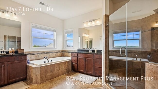 Building Photo - Beautifully Maintained 7 Bedroom 6 Bath Ho...