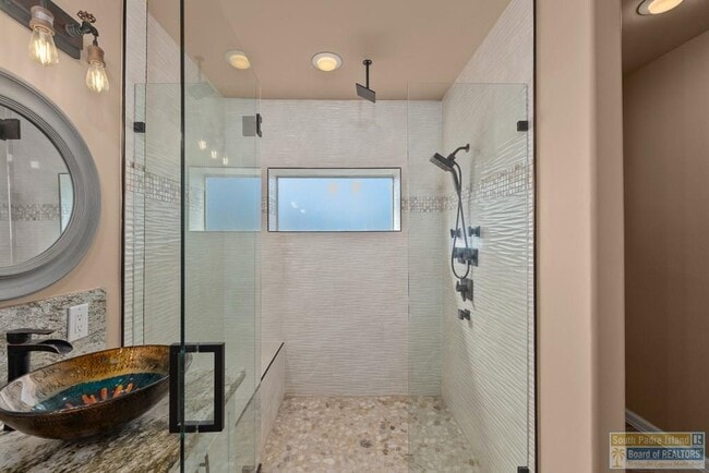 Building Photo - 618 N Shore Dr