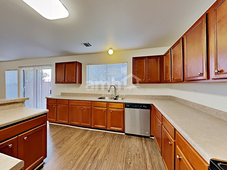 Building Photo - 742 Pinafore St