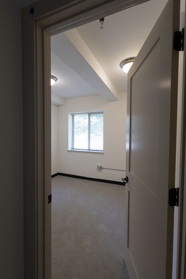 Building Photo - $1,450 / 2br - 560ft2 - RENOVATED 2BD, 1BA...