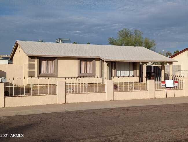 Building Photo - 8822 W Sahuaro Dr