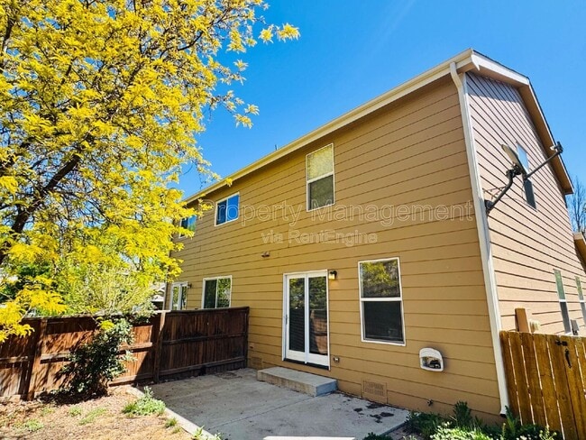 Building Photo - 717 Mockingbird St