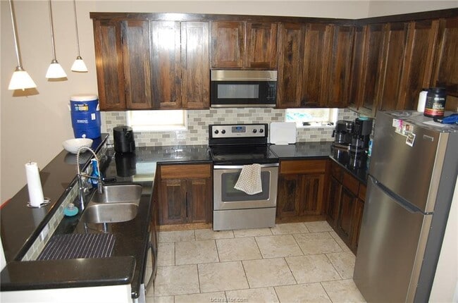 Building Photo - 806 Nimitz St