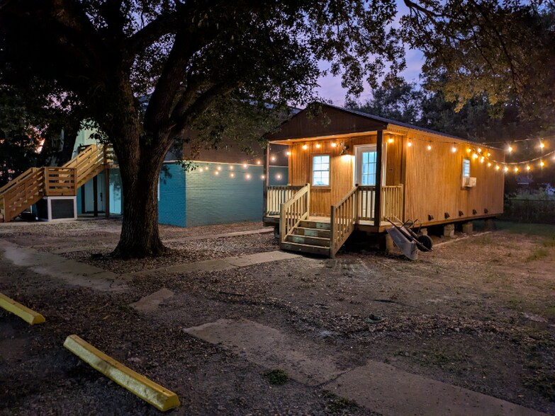 Building Photo - 1609 Dugat Rd