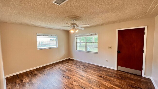 Building Photo - Modern Comfort Meets Prime Location – Spac...