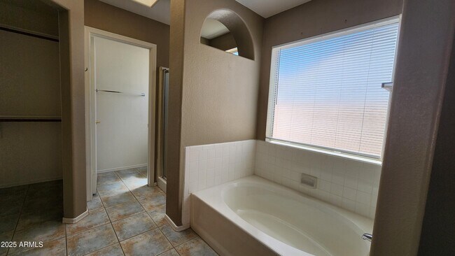 Building Photo - 6126 W Paradise Ln