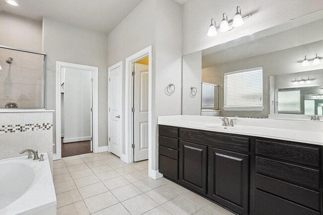 Building Photo - 8804 Vantage Point Dr