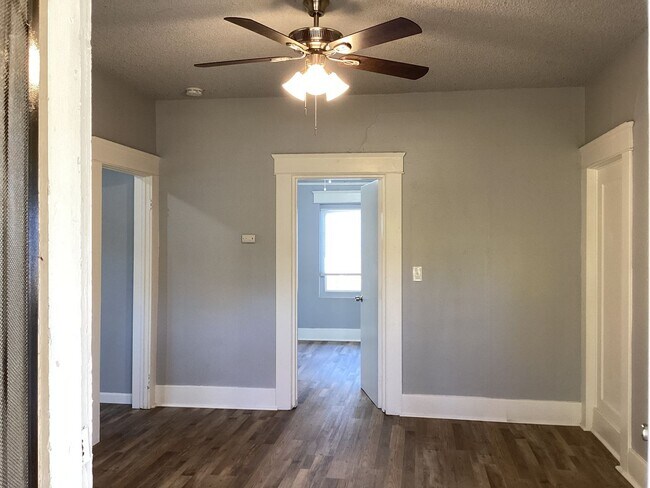 Building Photo - 1532-1532 N Safford Ave