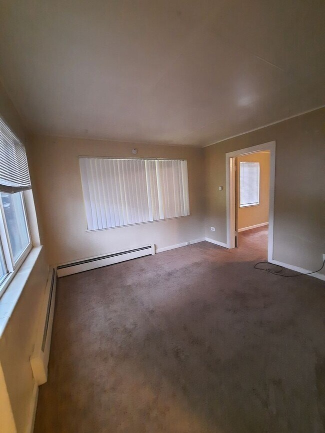 Building Photo - Ground-Level 1 Bed with Front Patio – Walk...