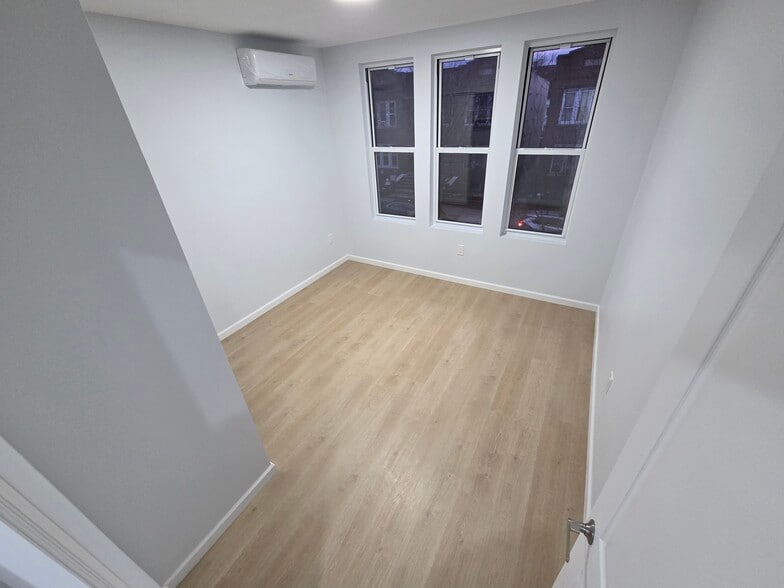 2-bedroom unit/bedroom 1 - 3258 86th St