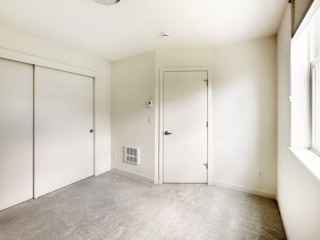 Building Photo - 3bd/2ba Seattle Townhome