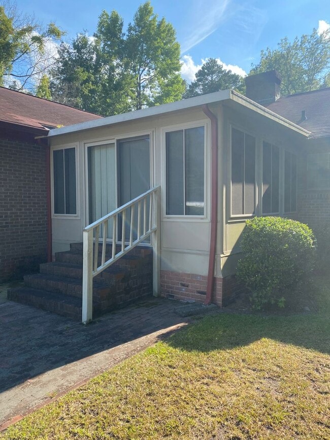 Building Photo - 3 Bedroom 3 Bath Brick Ranch