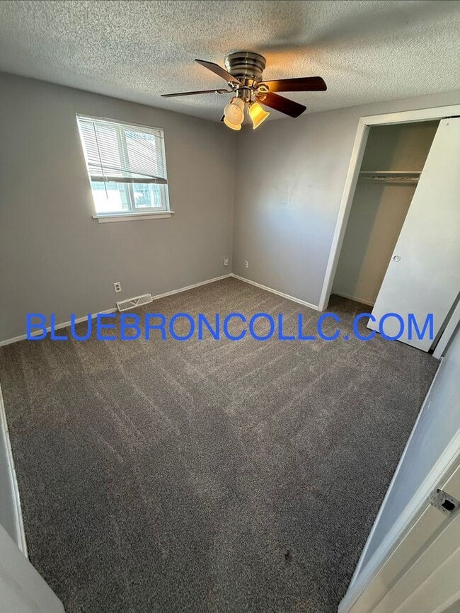 Building Photo - 4100-4102 NE 43rd Ter