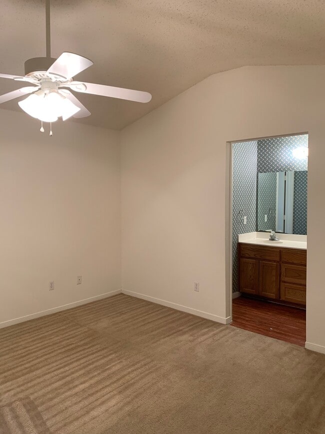 Building Photo - Duplex