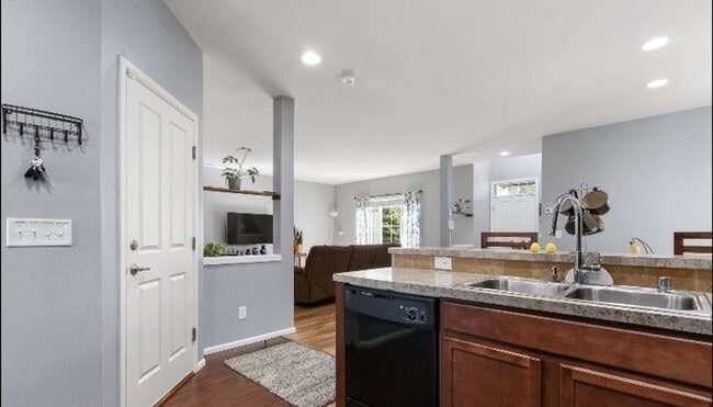 Building Photo - Large 4 bedroom home-Pet friendly!