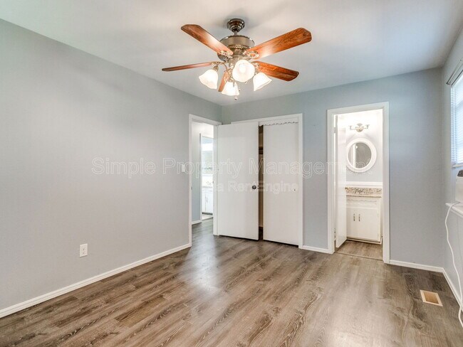 Building Photo - 2711 Ridgeview Dr