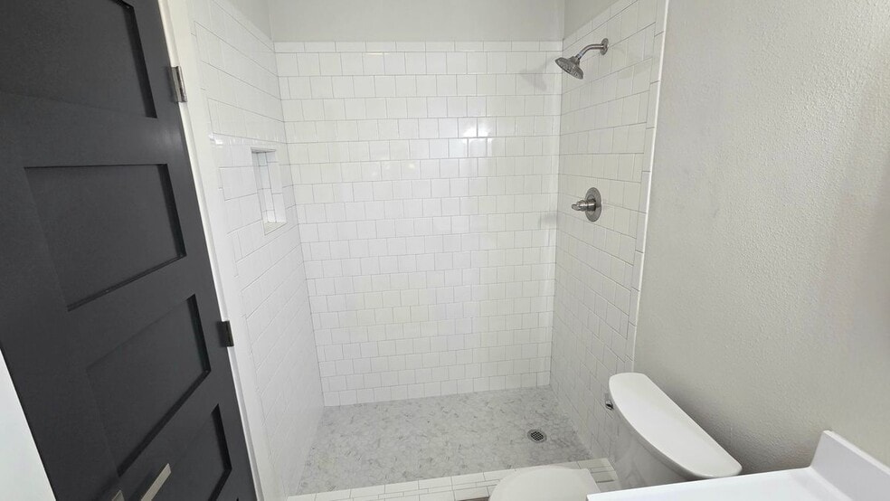 Building Photo - 411 Woodcrest Way