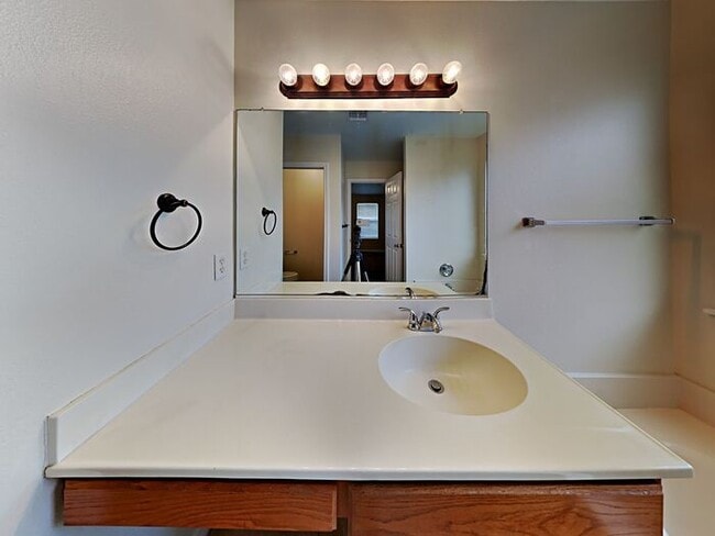 Building Photo - No Application Fees* $500 off 1st Months R...