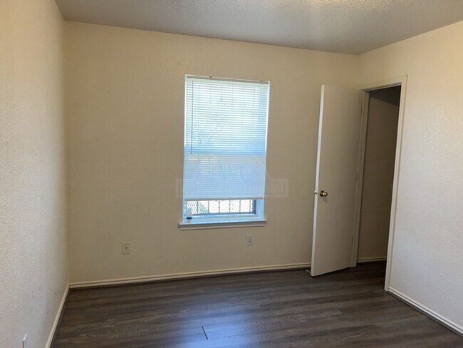 Building Photo - 2601 Lucille Dr