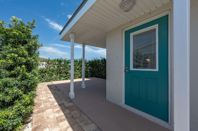 Building Photo - Gorgeous deep water canal front home