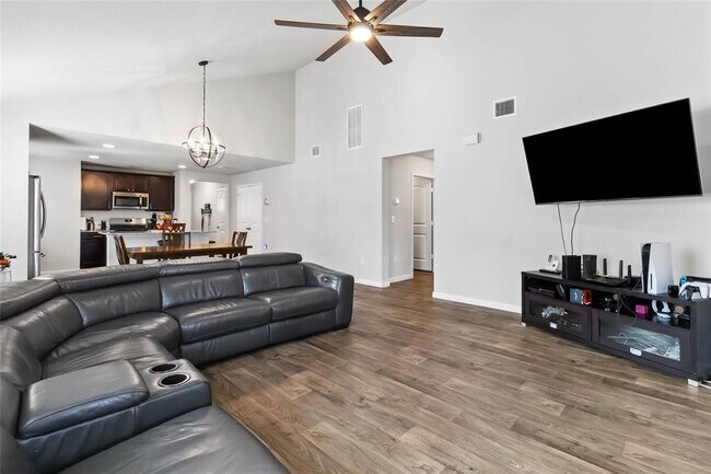Building Photo - 114 Groves Ln