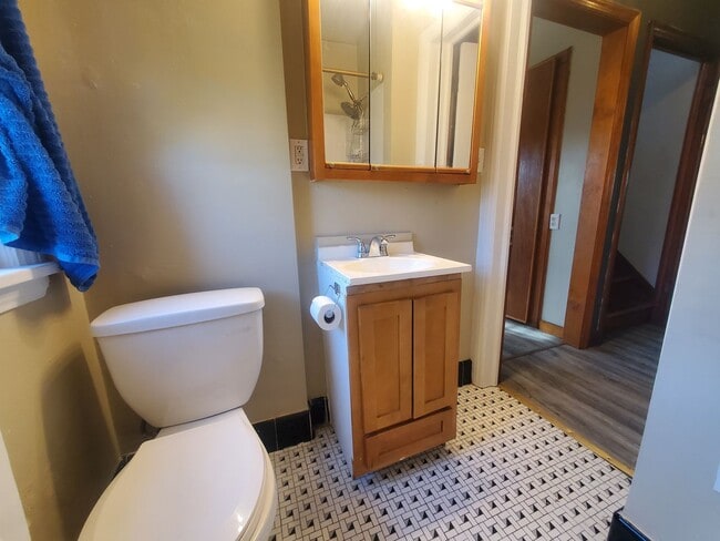 Building Photo - 3 Bedroom Single Family