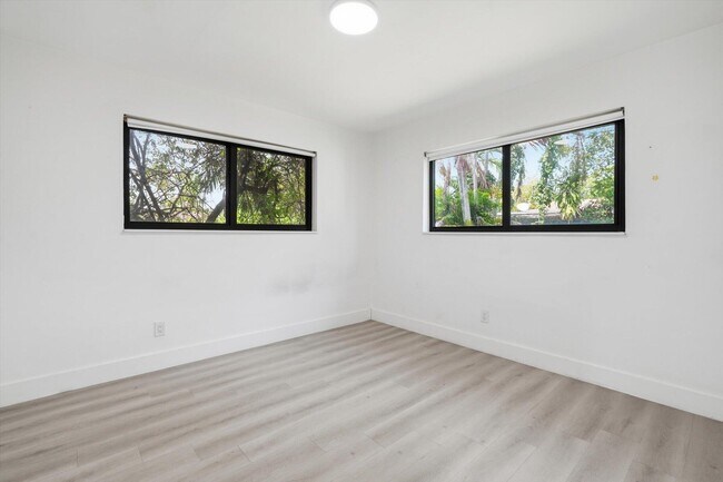 Building Photo - 21341 NE 25th Ct