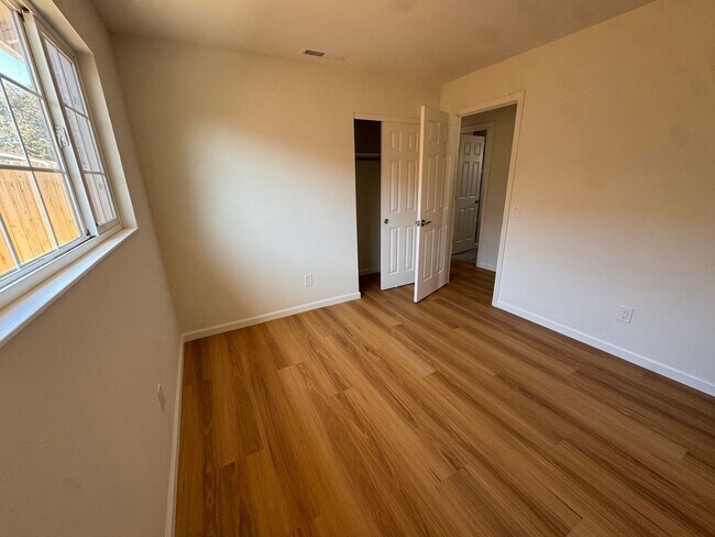 Building Photo - Beautiful Large Three Bedroom on Marina Av...
