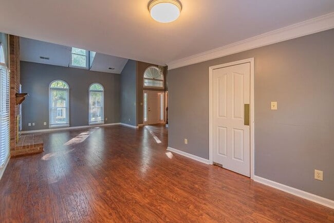 Building Photo - Beautiful 4-bedroom 2.5 bath home in desirable Brownes Ferry subdivision