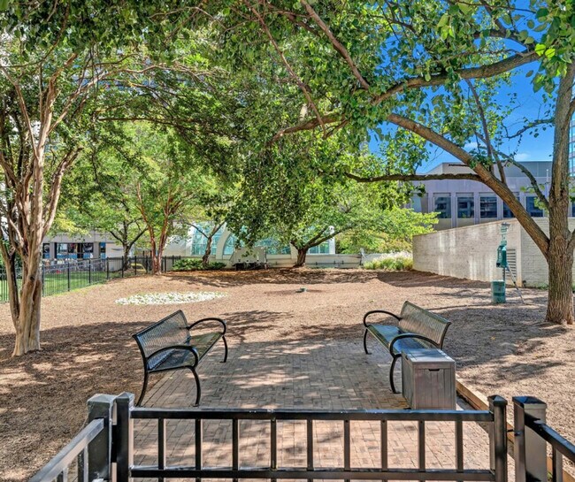 Building Photo - 2200a Crystal Dr
