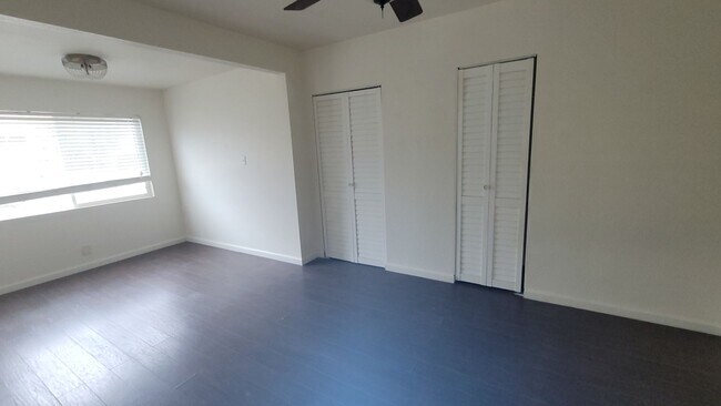Building Photo - 9820 Greenacres Dr