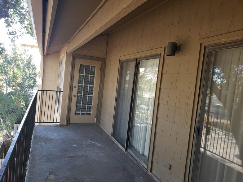 Porch - 1202 Thorpe Ln