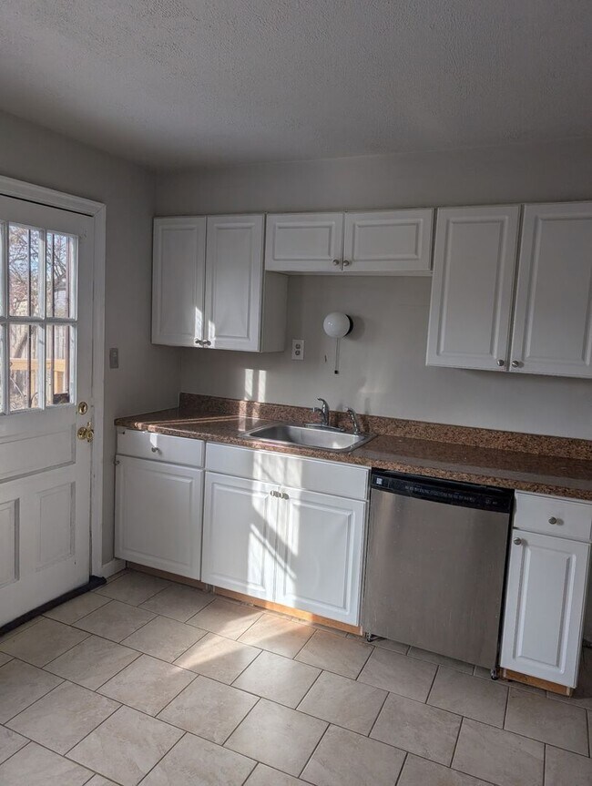 Building Photo - 4BD/2BA - University View - 1 car garage