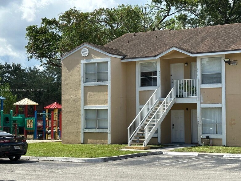 Primary Photo - 8111 SW 21st Ct