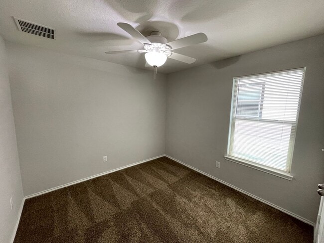 Building Photo - Beautiful 3 bedroom/2 bath in Legend Point!