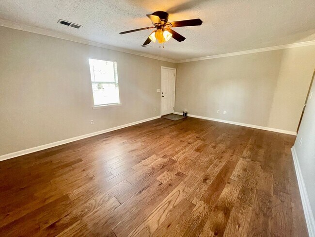 Building Photo - Lovely home east of Athens! Fenced back yard!