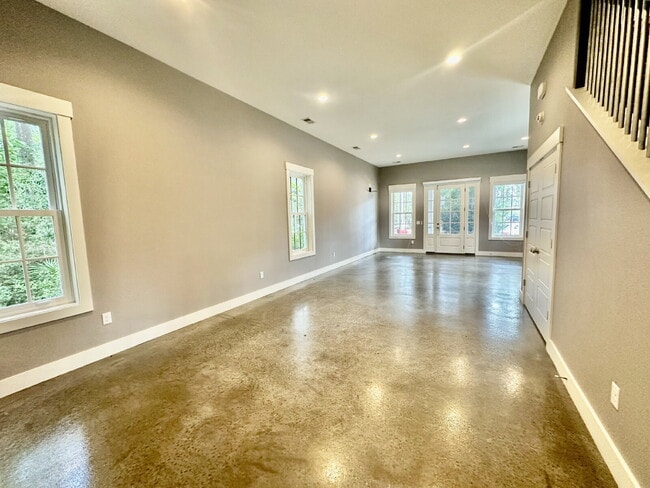 Building Photo - Large Modern Loft Home in Downtown Bluffton!