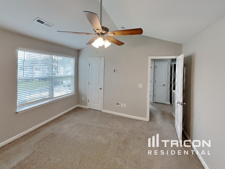 Building Photo - 661 Thistle Dr