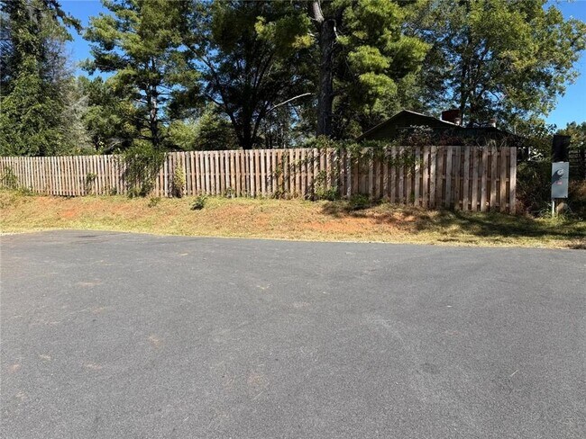 Building Photo - 635 Ben Higgins Rd