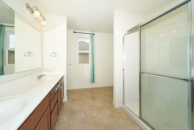 Building Photo - 4 Bedroom With Finished Basement in Westfield!